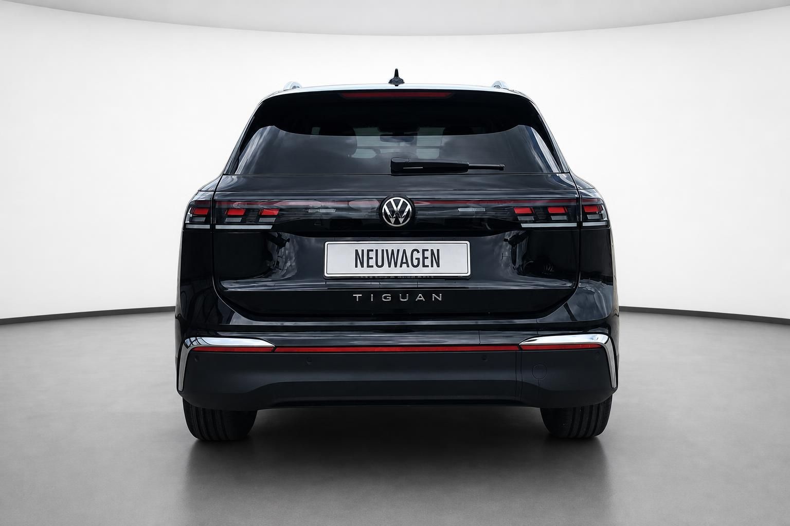 VW Tiguan schwarz Heckansicht Neuwagen Studio