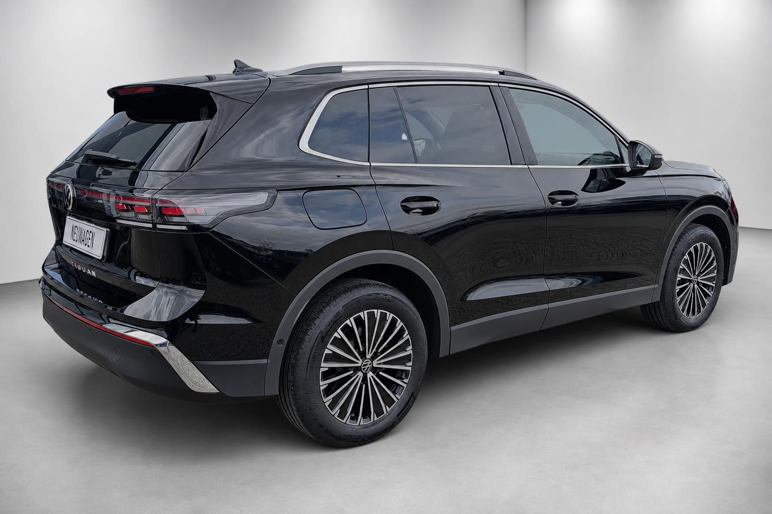 VW Tiguan schwarz Heck seitlich Neuwagen Studio