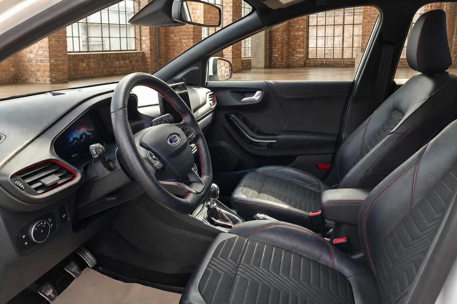 Ford Fiesta Innenraum mit Sportsitzen und rotem Ziernaht-Design