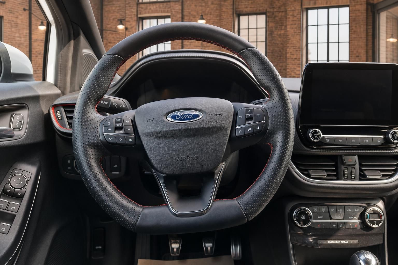 Ford Fiesta Lenkrad Nahaufnahme mit Multifunktionstasten und Ford Logo
