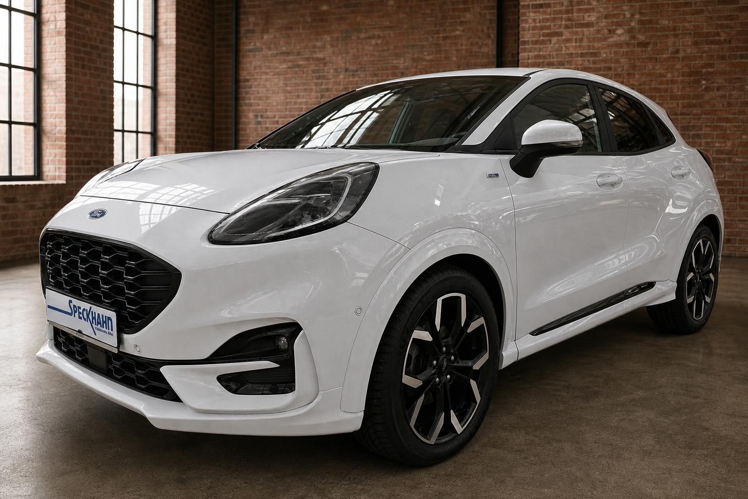 Ford Puma weiß ST-Line Frontansicht in moderner Halle