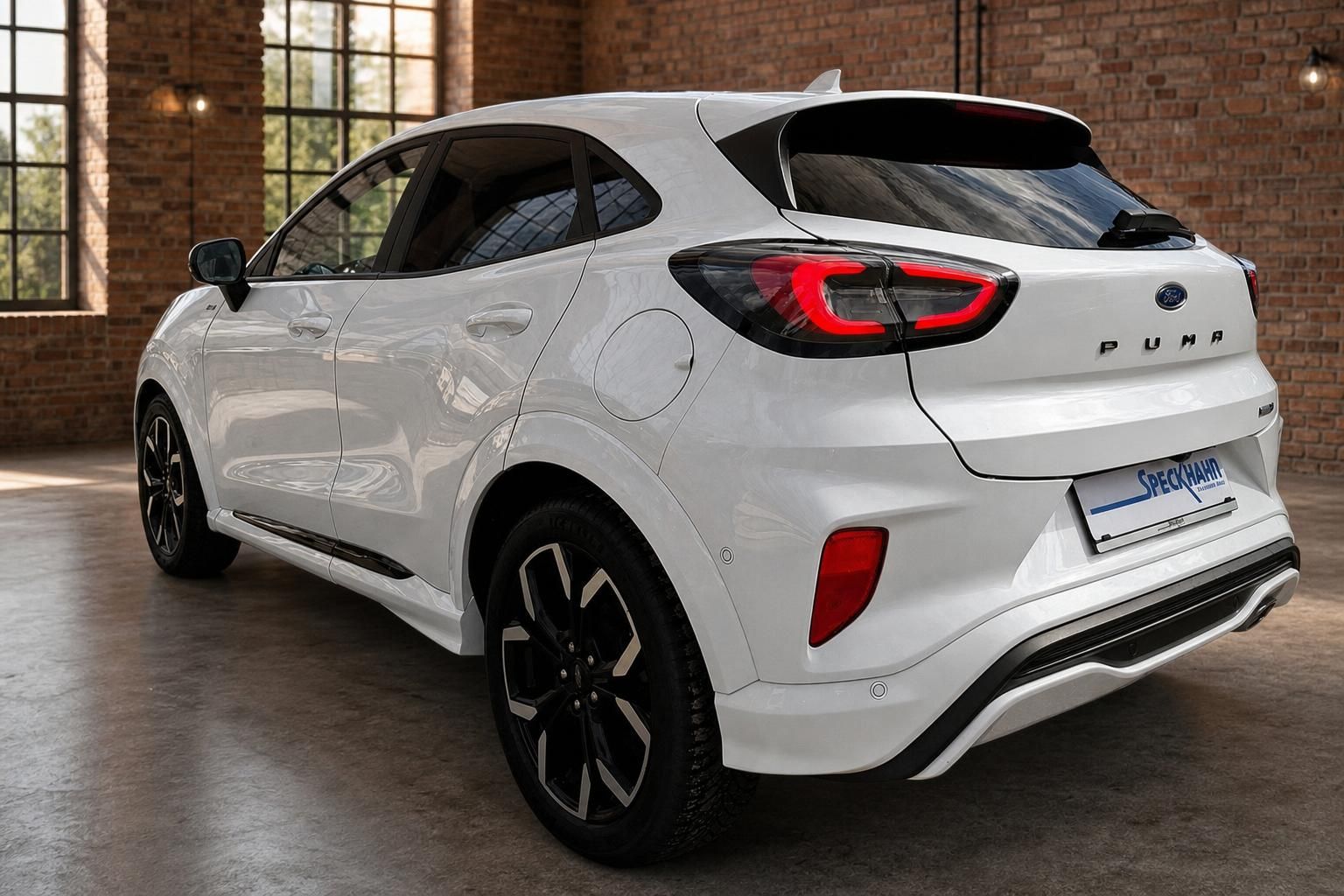 Ford Puma weiß Heckansicht schräg mit LED-Rückleuchten
