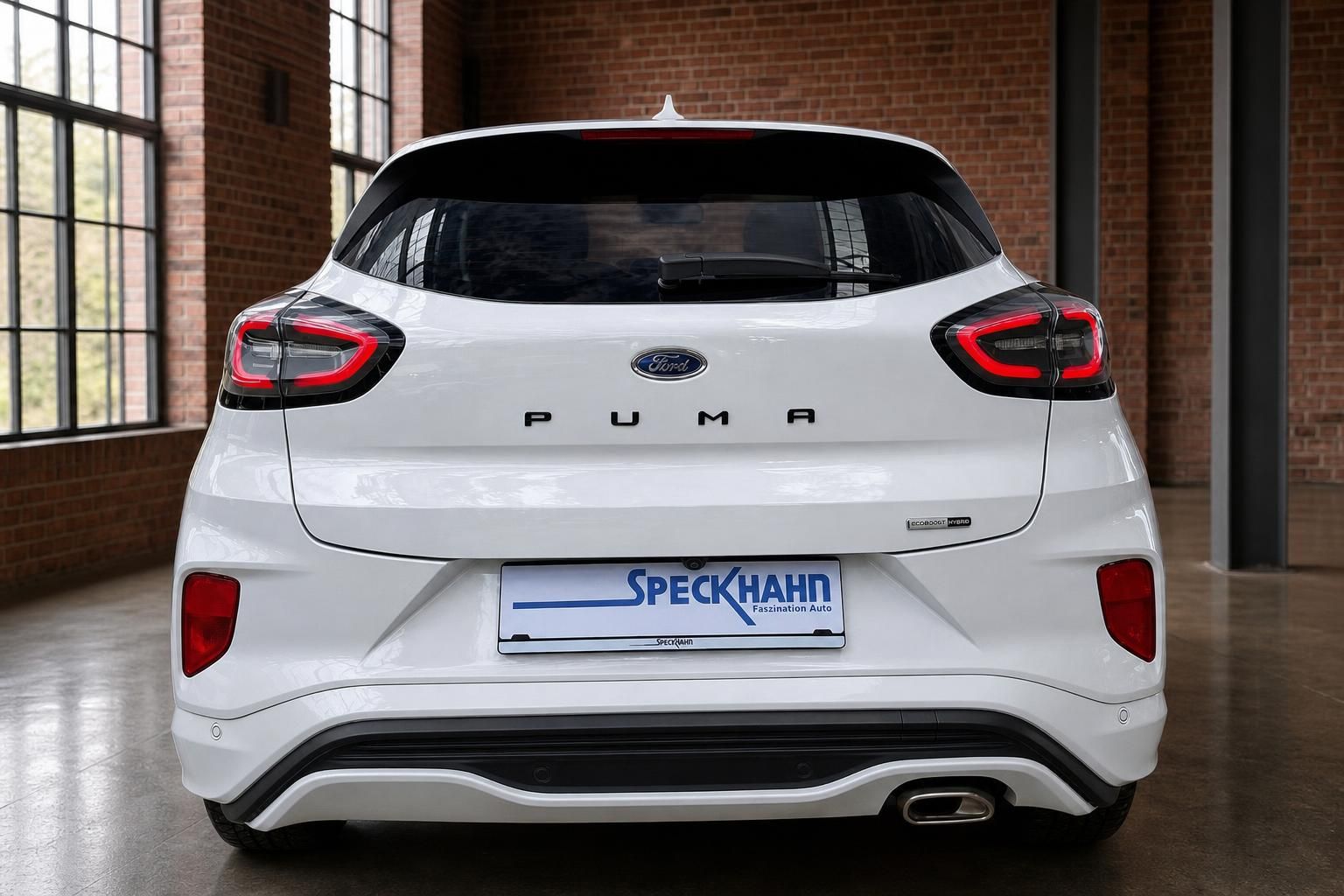 Ford Puma weiß Heckansicht frontal mit Puma Schriftzug