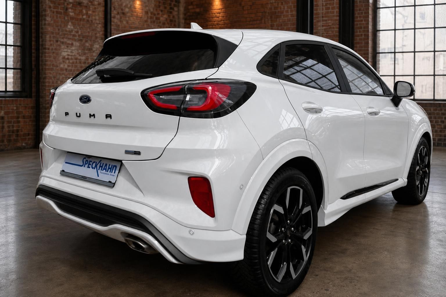Ford Puma weiß Heck seitlich mit Alufelgen und Doppelrohr-Auspuff