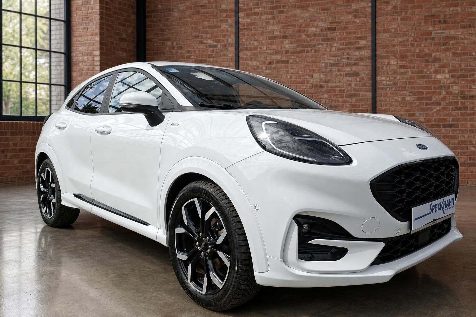Ford Puma weiß Frontansicht seitlich mit schwarzem Kühlergrill