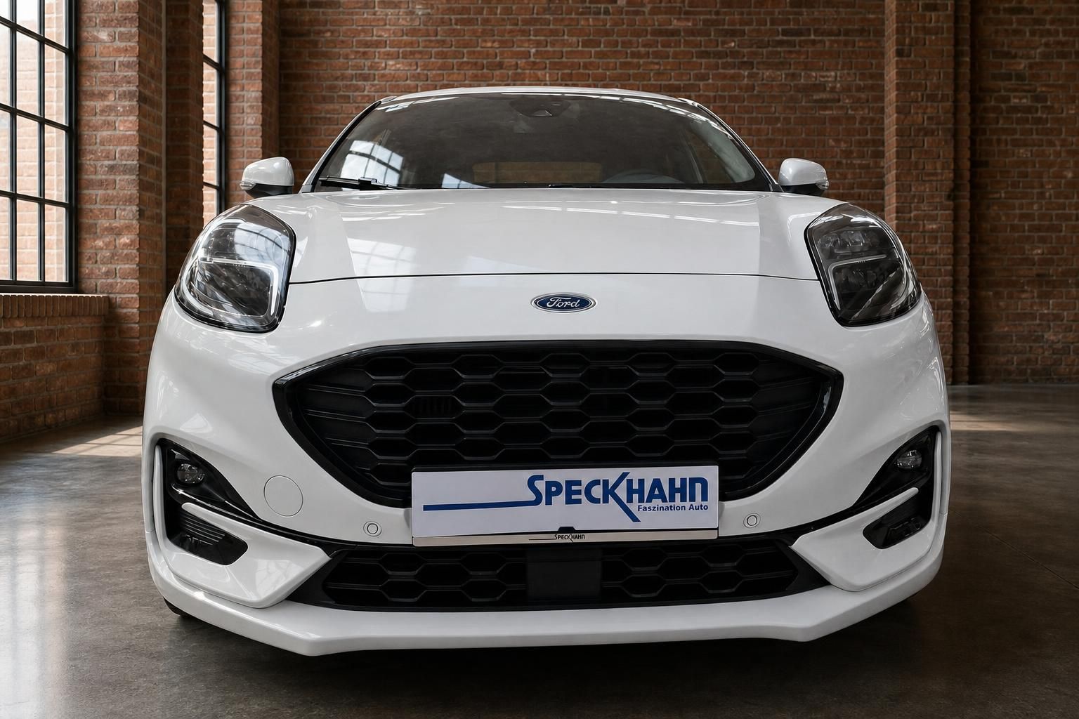 Ford Puma weiß Frontansicht mit Kühlergrill und LED-Scheinwerfern