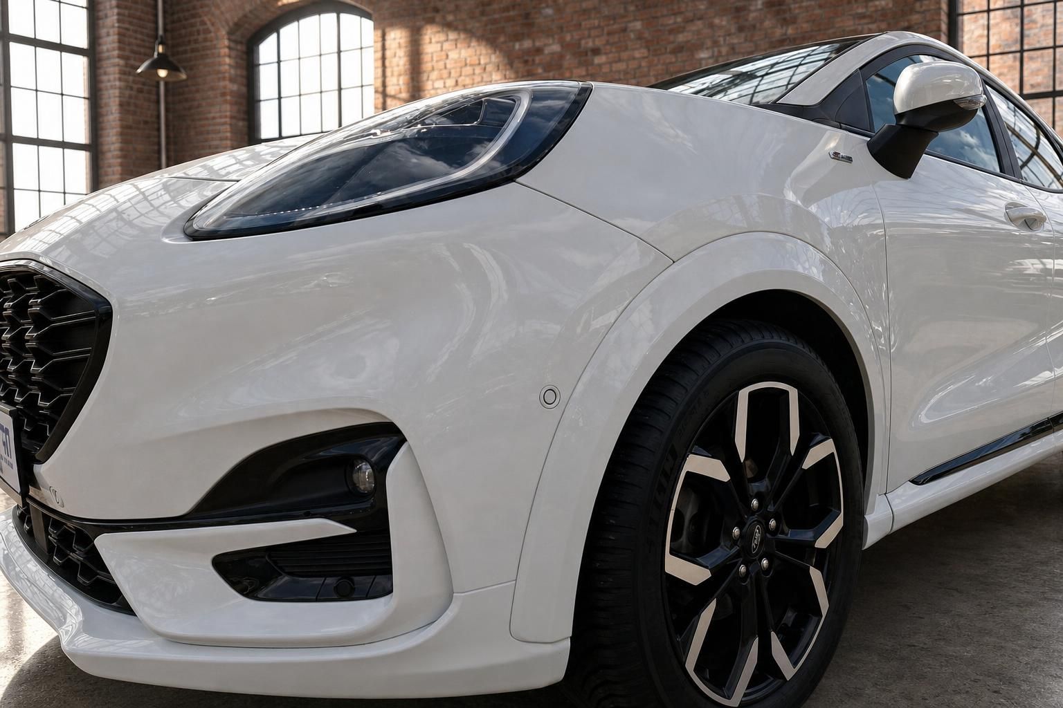 Ford Puma weiß Seitenansicht Frontpartie und Felge im Detail