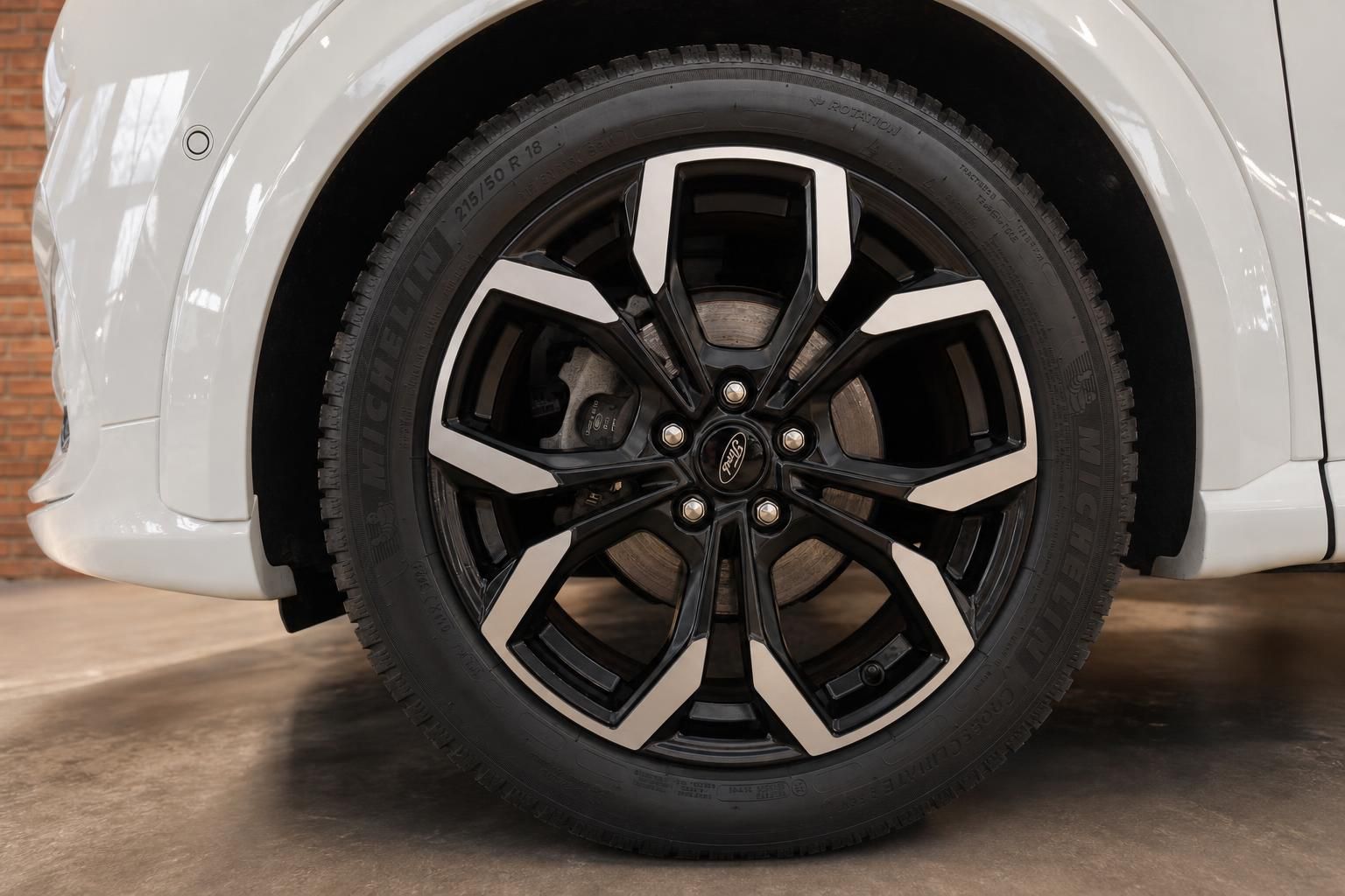 Ford Puma Leichtmetallfelge mit Michelin Reifen Nahaufnahme