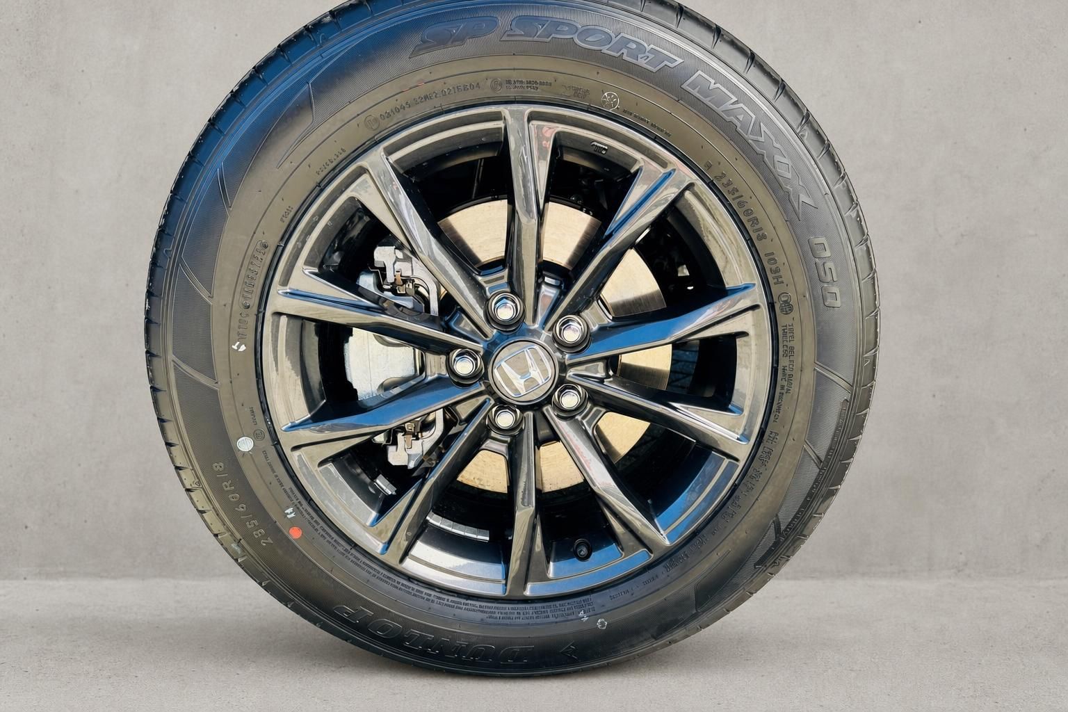 Nahaufnahme Honda Leichtmetallfelge mit Dunlop SP Sport Maxx Reifen