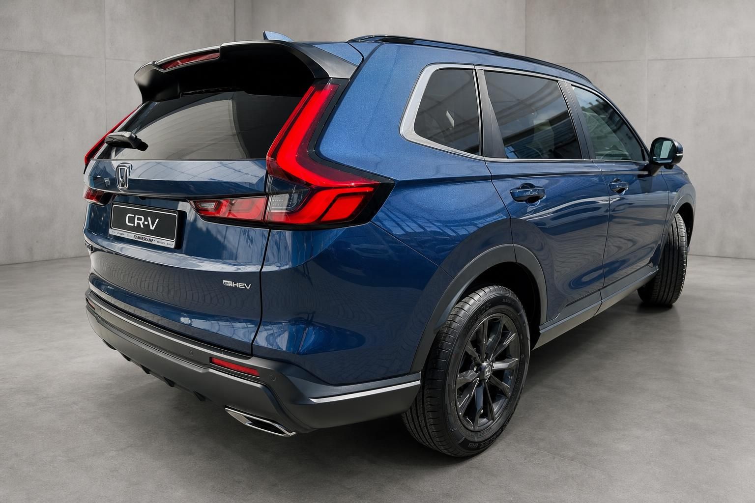 Honda CR-V e:HEV blau Heckansicht mit LED-Rückleuchten im Studio