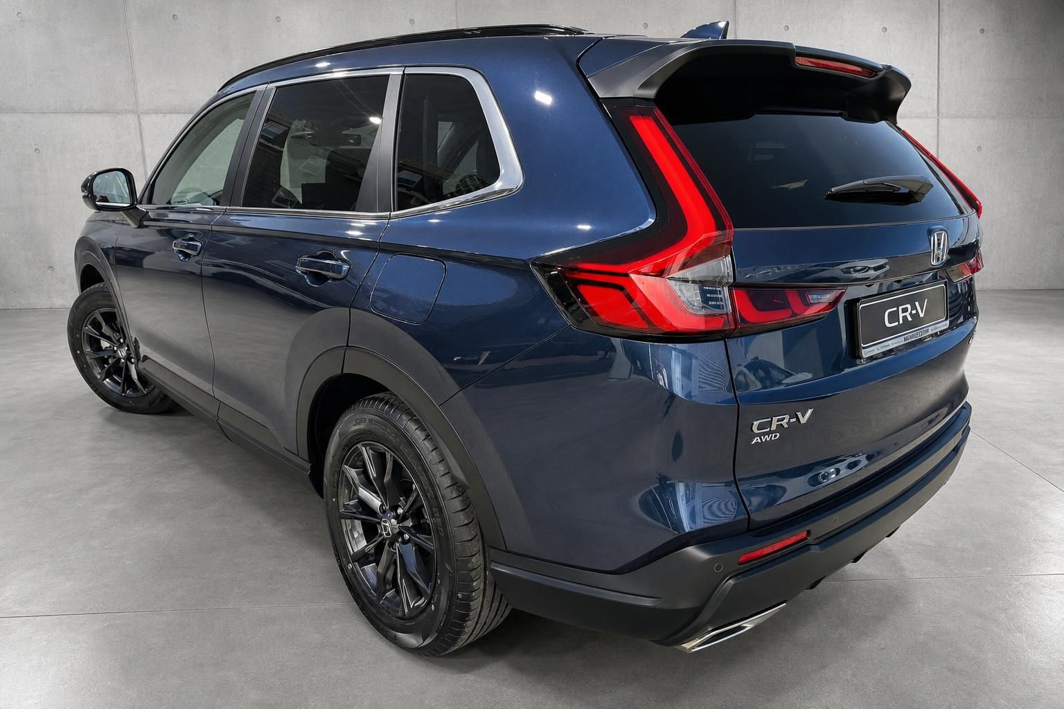Honda CR-V blau metallic Heckansicht mit Panoramadach in der Studiohalle