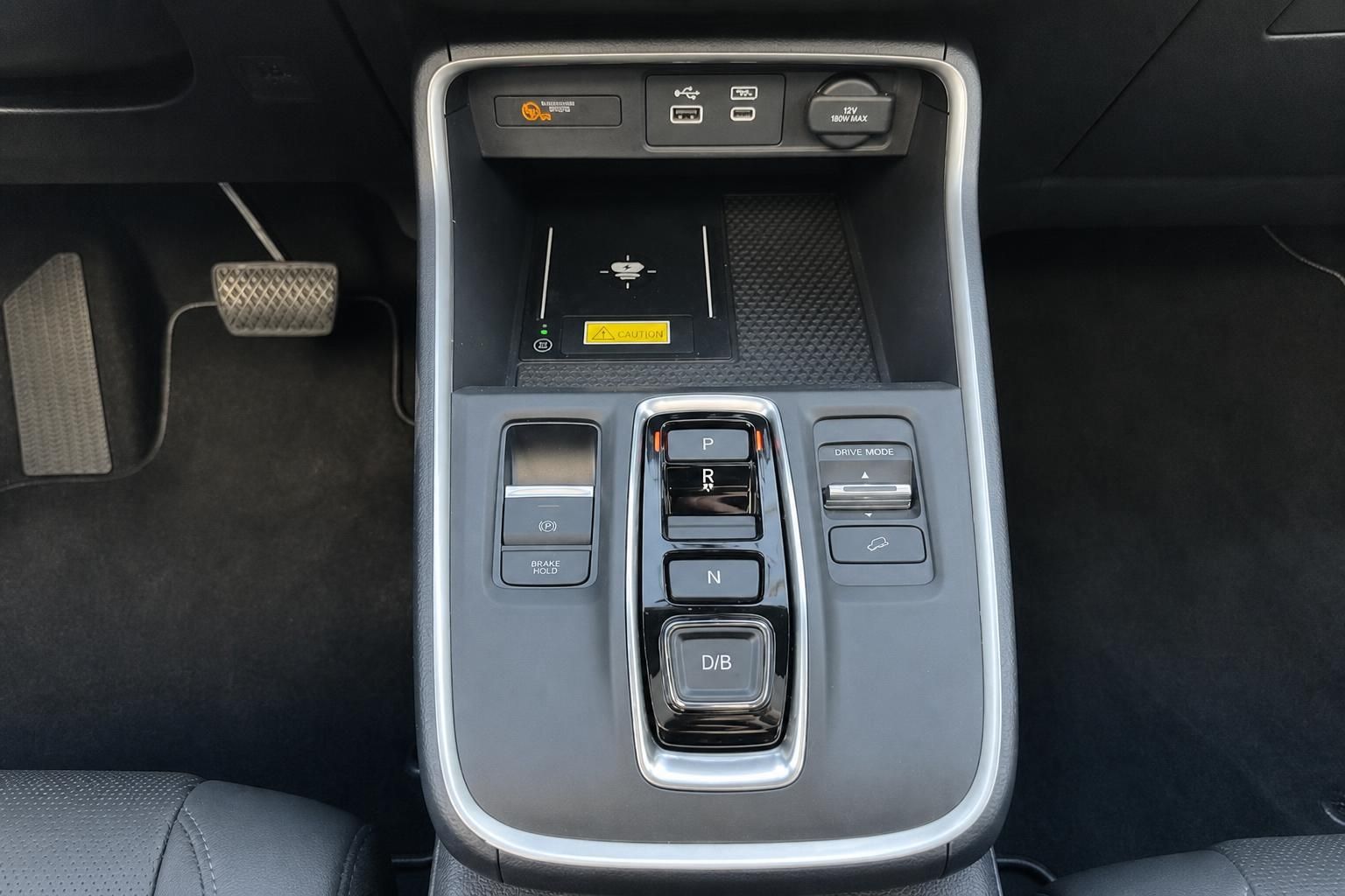 Honda Mittelkonsole mit Automatikwahlhebel und induktiver Ladeschale
