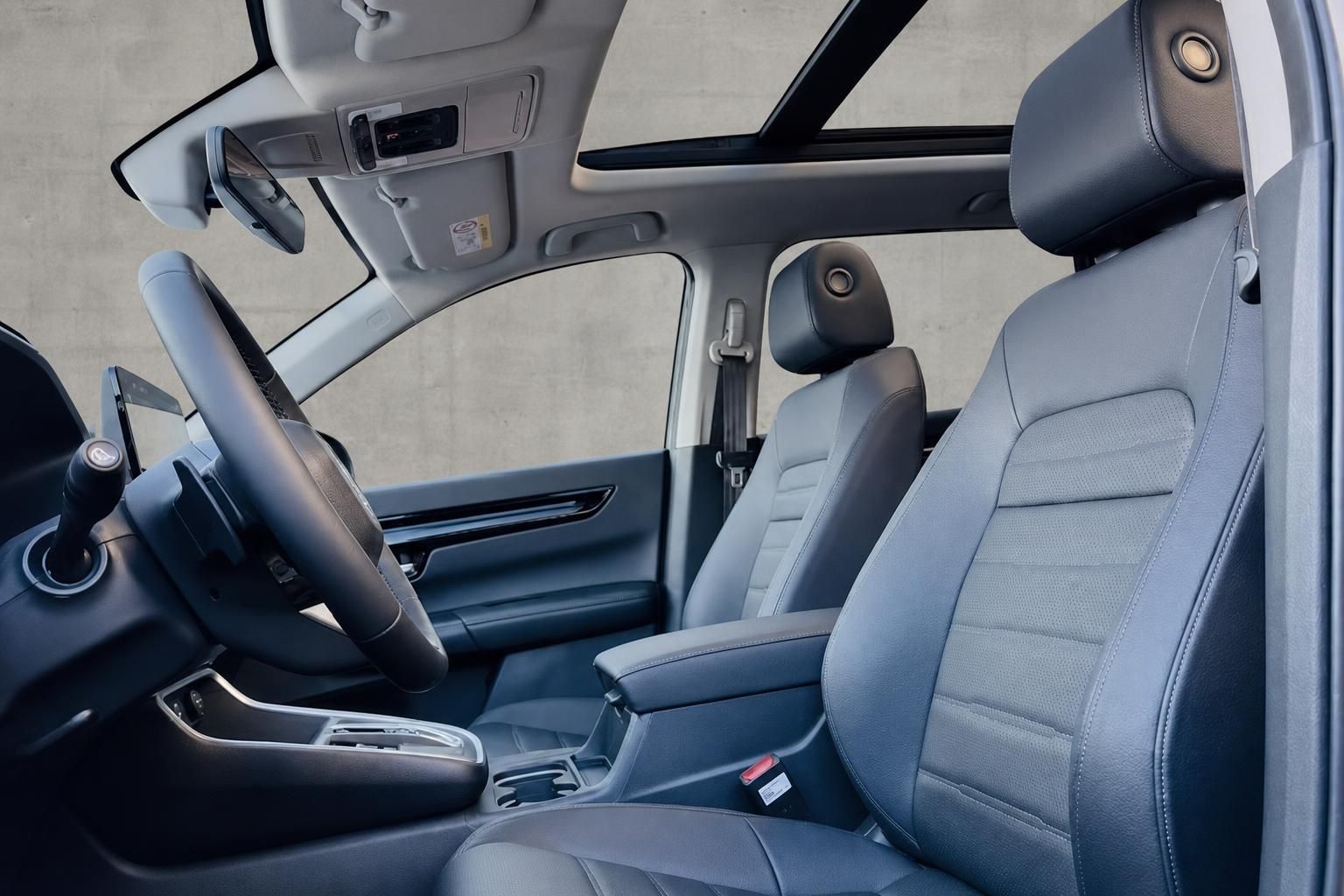 Honda CR-V Innenraum mit Vordersitzen und Panoramadach