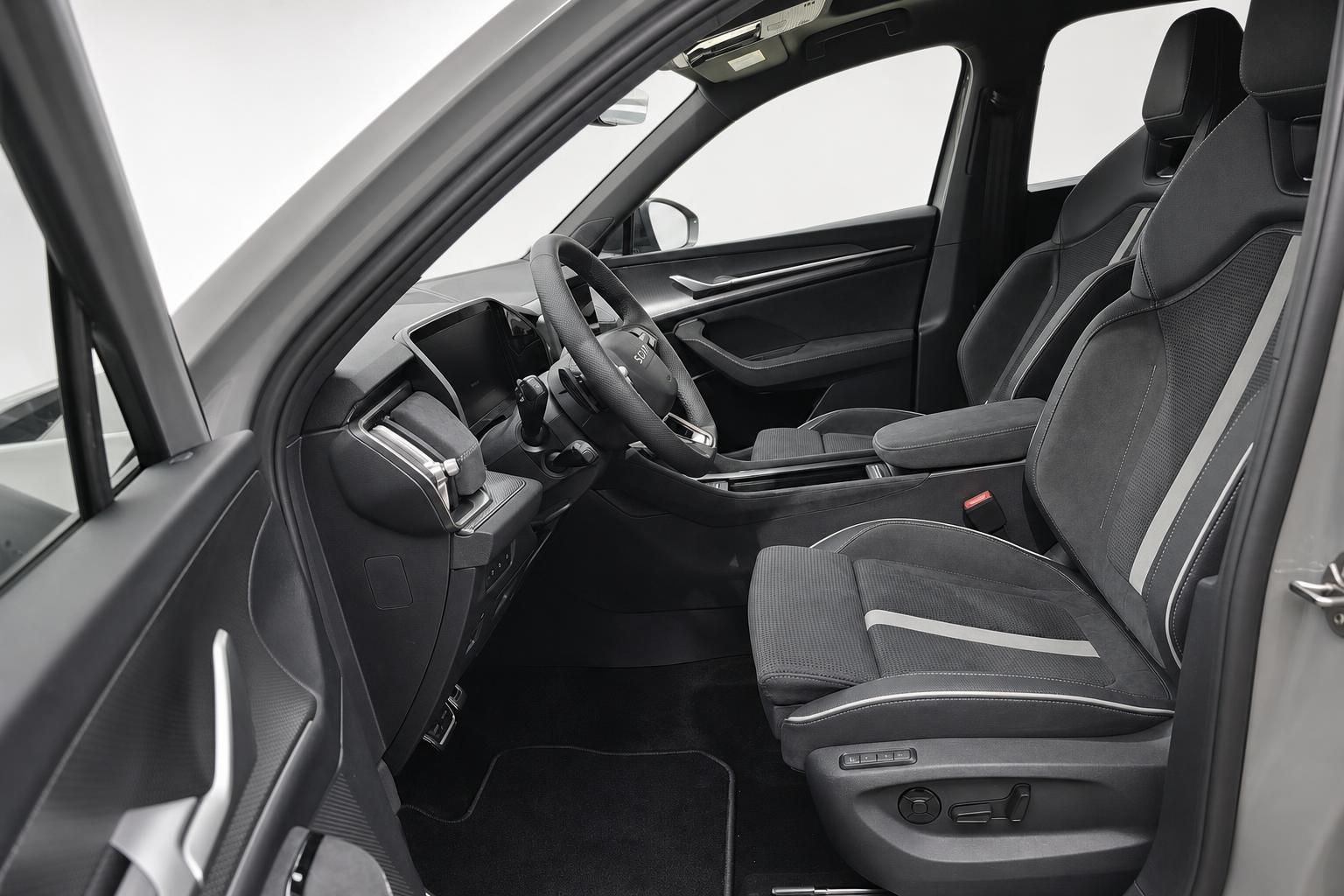 Skoda Innenraum mit Vordersitzen und Cockpit, Blick durch Fahrertuer