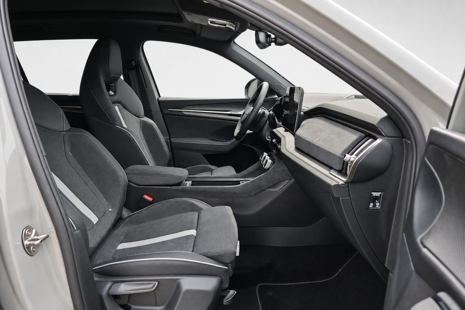 Innenraumansicht Vordersitze und Armaturenbrett eines Skoda Modells