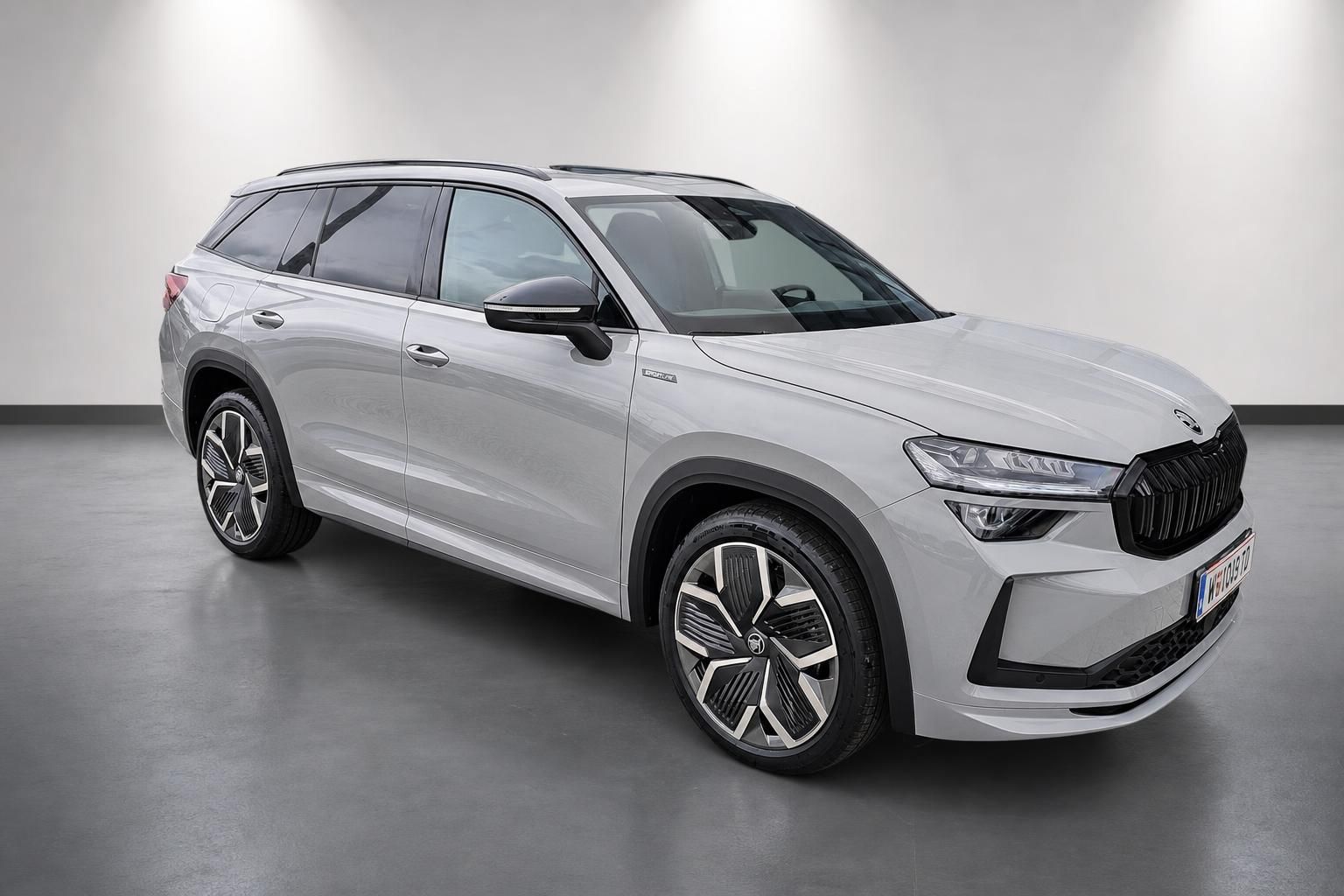 Škoda SUV in Silber, Frontansicht schräg im Studio