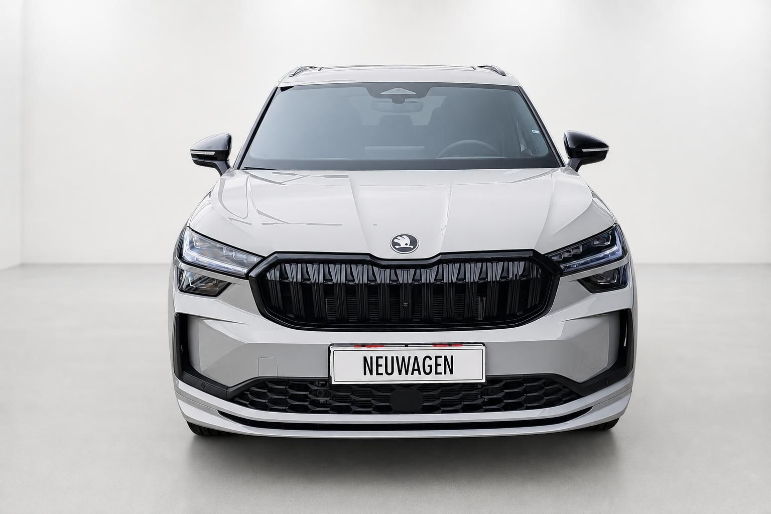 Škoda SUV in Weiß, Frontansicht im Studio