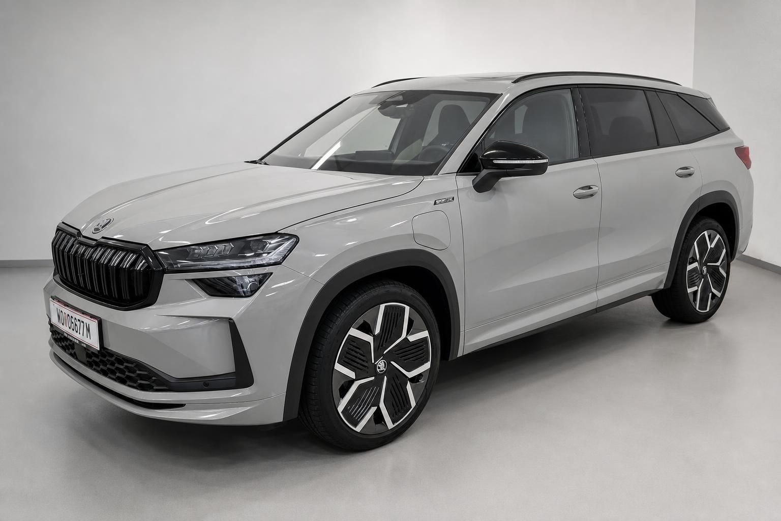 Škoda SUV in Silber, Frontansicht schräg im Studio