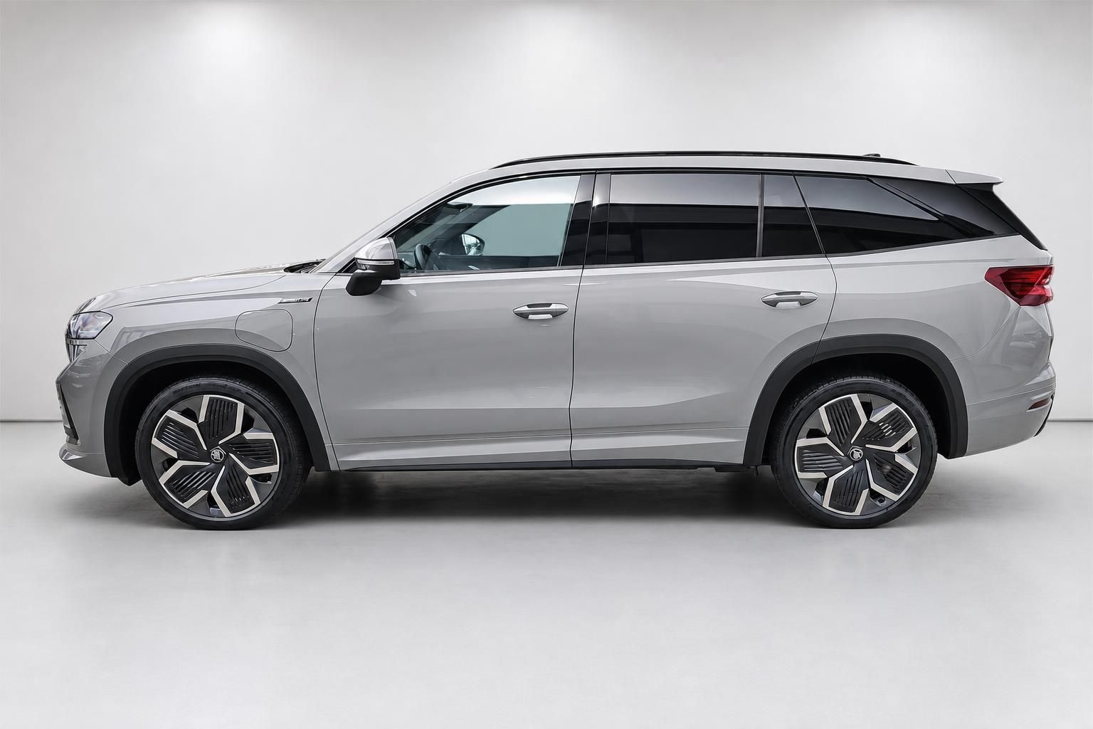 Škoda SUV in Silber, Seitenansicht im Studio