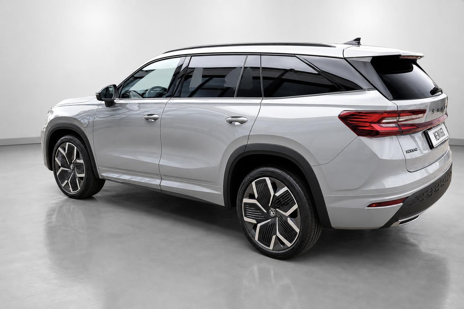 Škoda Kodiaq in Silber, Heckansicht schräg im Studio
