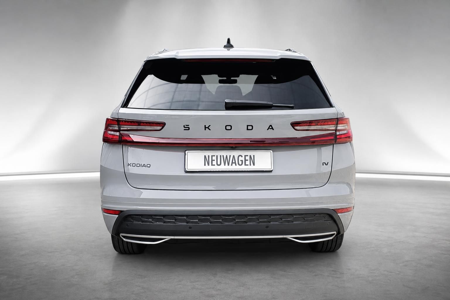 Skoda Kodiaq Heckansicht in Silber, Studioaufnahme Neuwagen