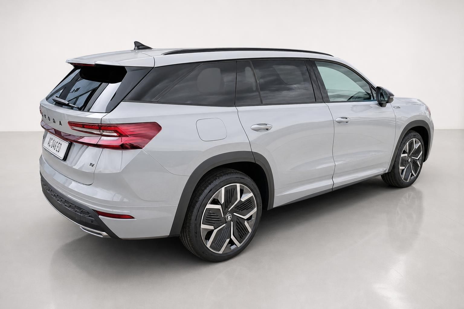 Skoda Kodiaq Heck seitlich in Silber, elegantes SUV-Design