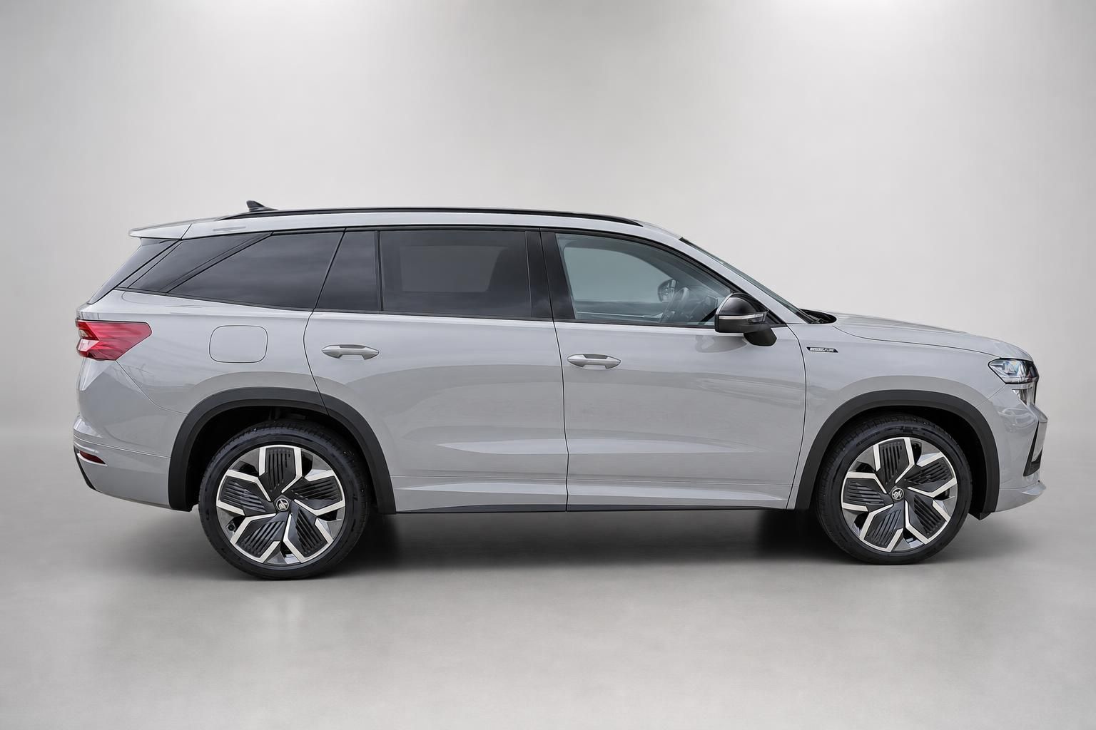 Skoda Kodiaq Seitenansicht in Silber, moderne SUV-Silhouette