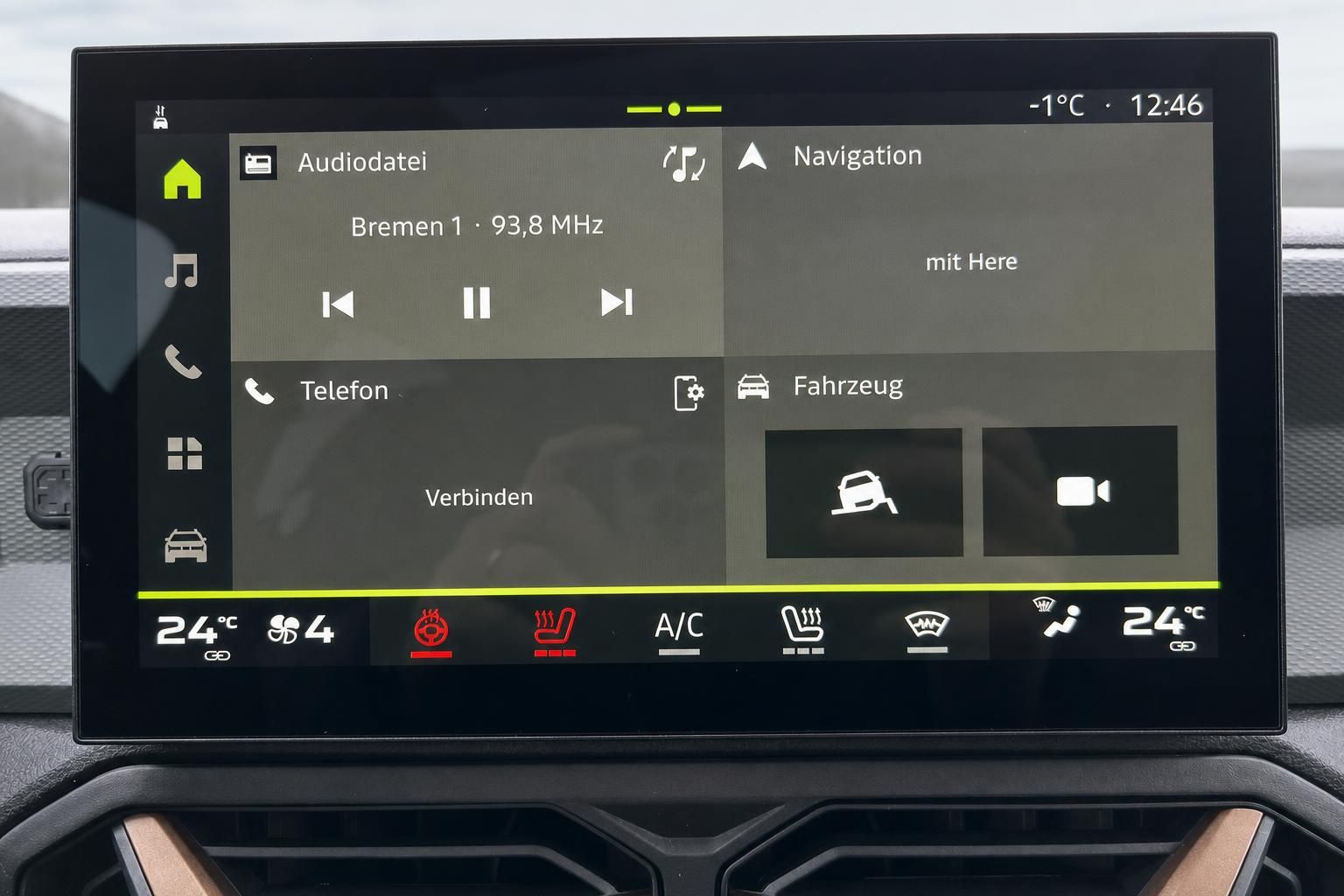 Fahrzeug Infotainment Display mit Navigations- und Audio-Menü - Touchscreen Bedienoberfläche