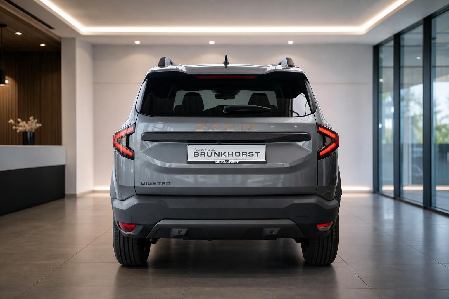 Dacia Bigster SUV grau Heckansicht - moderne Rückleuchten und sportliches Fahrzeugdesign