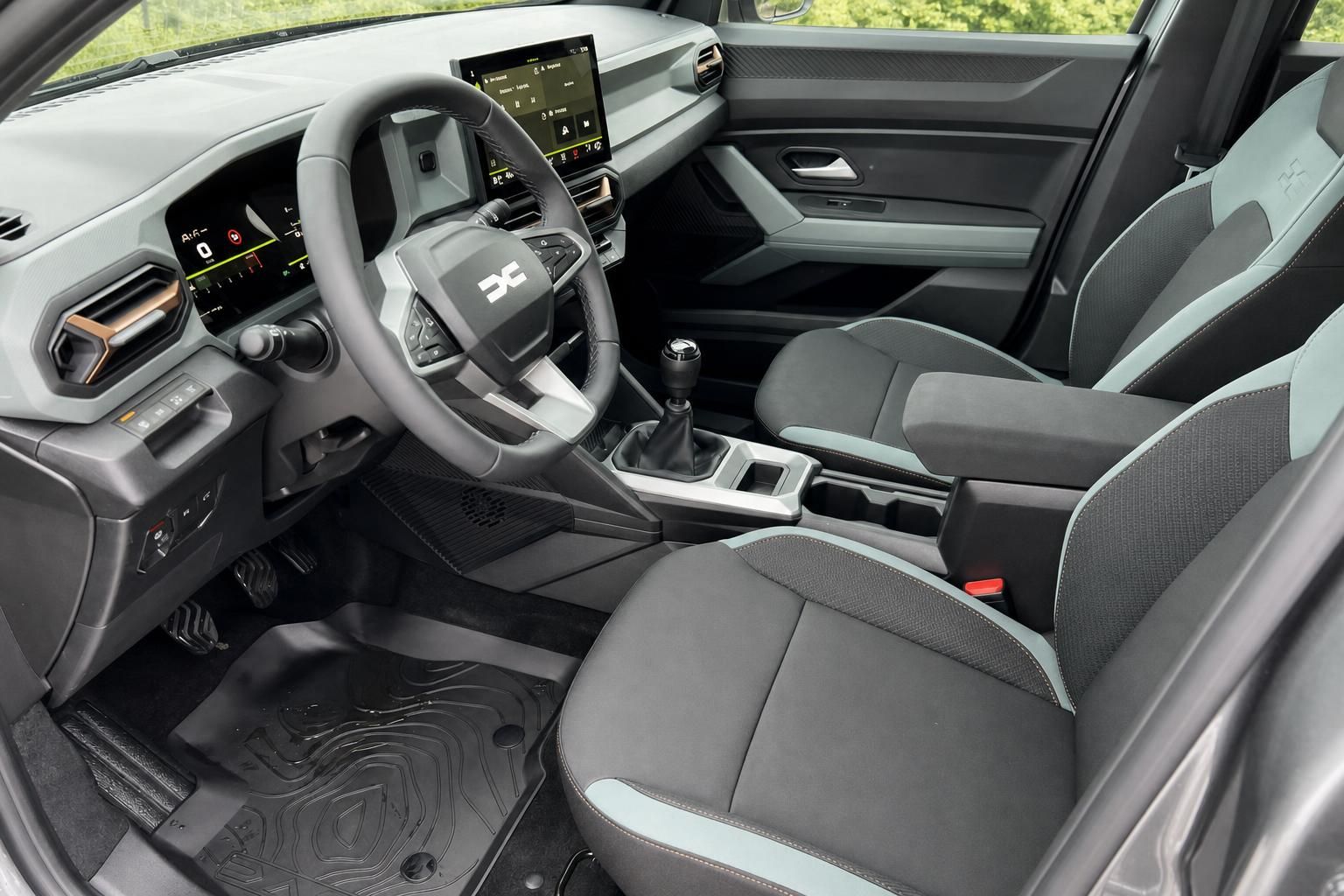 Dacia Bigster Innenraum - moderne Cockpit-Ausstattung mit digitalen Displays und Komfortsitzen