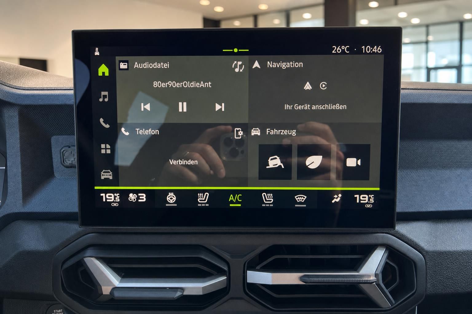 Infotainment-Touchscreen mit Navigation, Telefon und Klimasteuerung im Auto