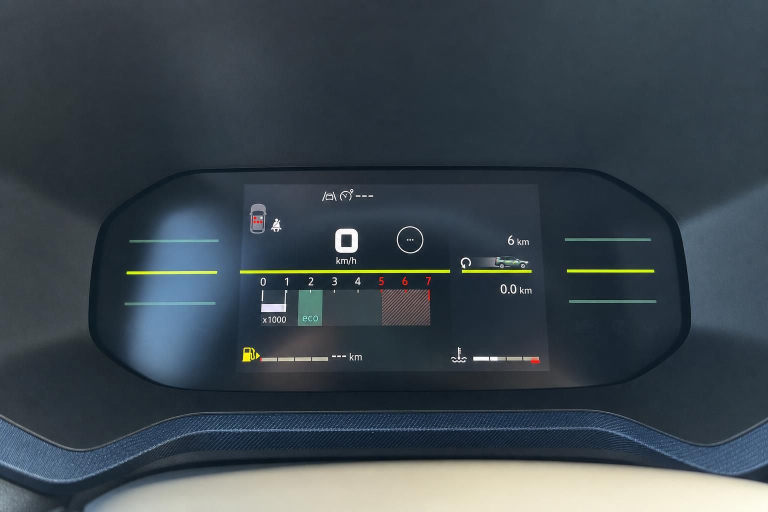 Digitales Kombiinstrument mit Tacho und Anzeigen im Fahrzeug