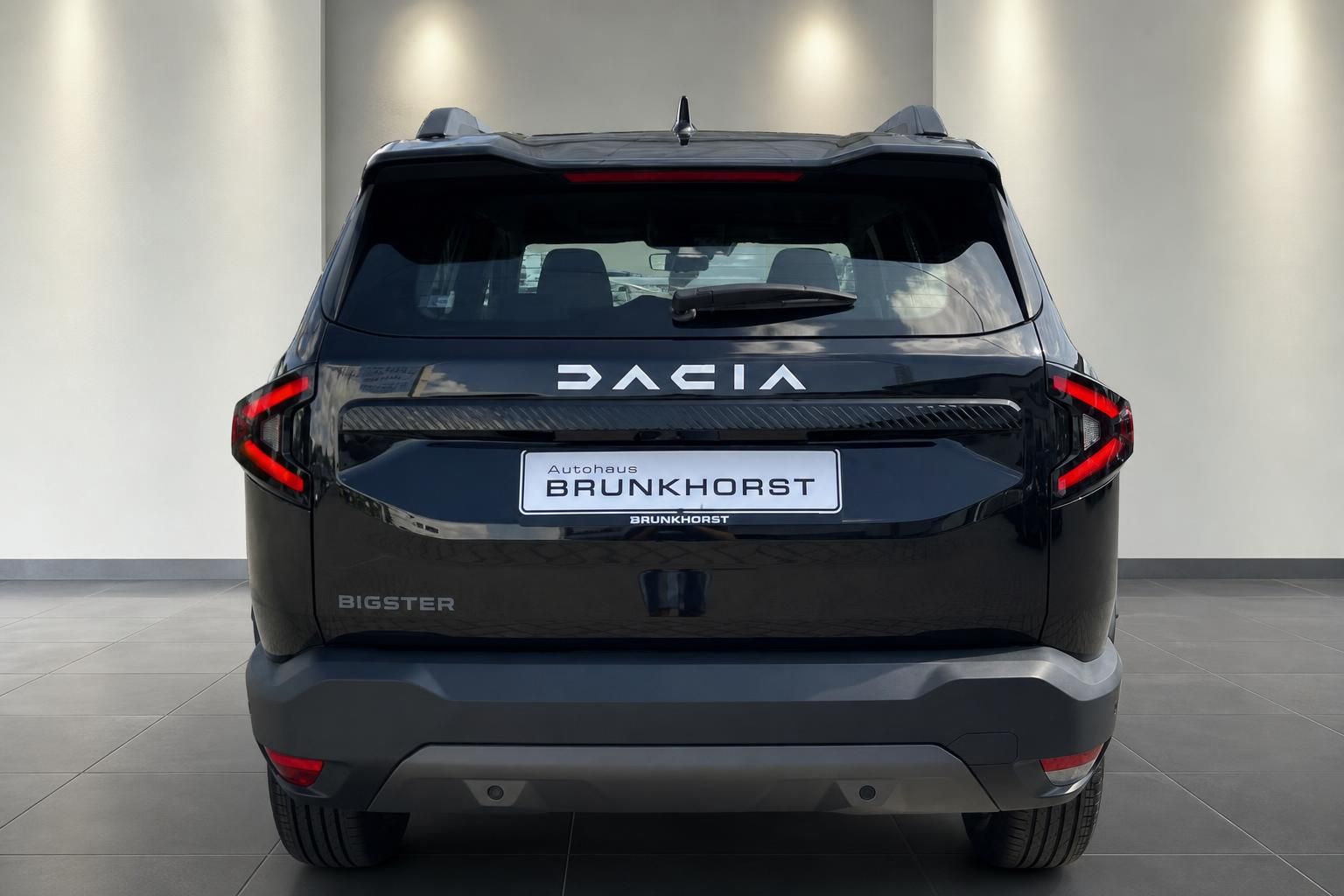 Dacia Bigster schwarz Heckansicht mit Rückleuchten im Showroom