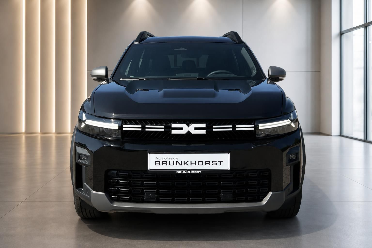 Dacia Bigster schwarz Frontansicht mit Kühlergrill im Autohaus