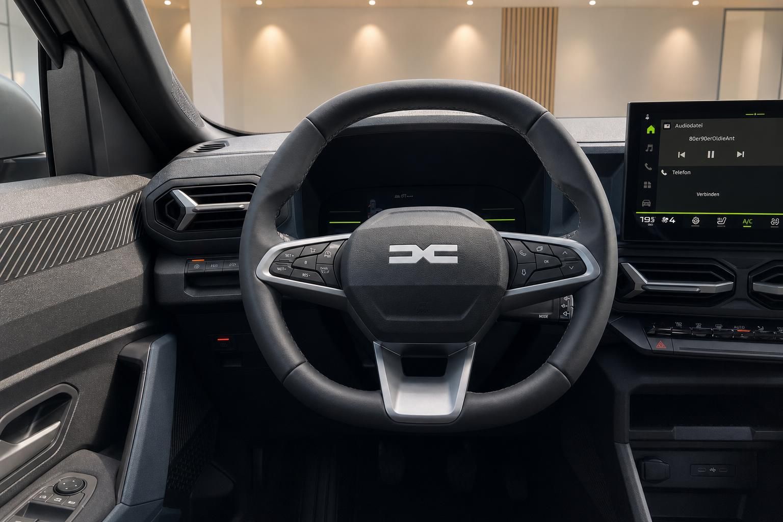 Dacia Lenkrad mit Multifunktionstasten und Infotainment-Display im Innenraum
