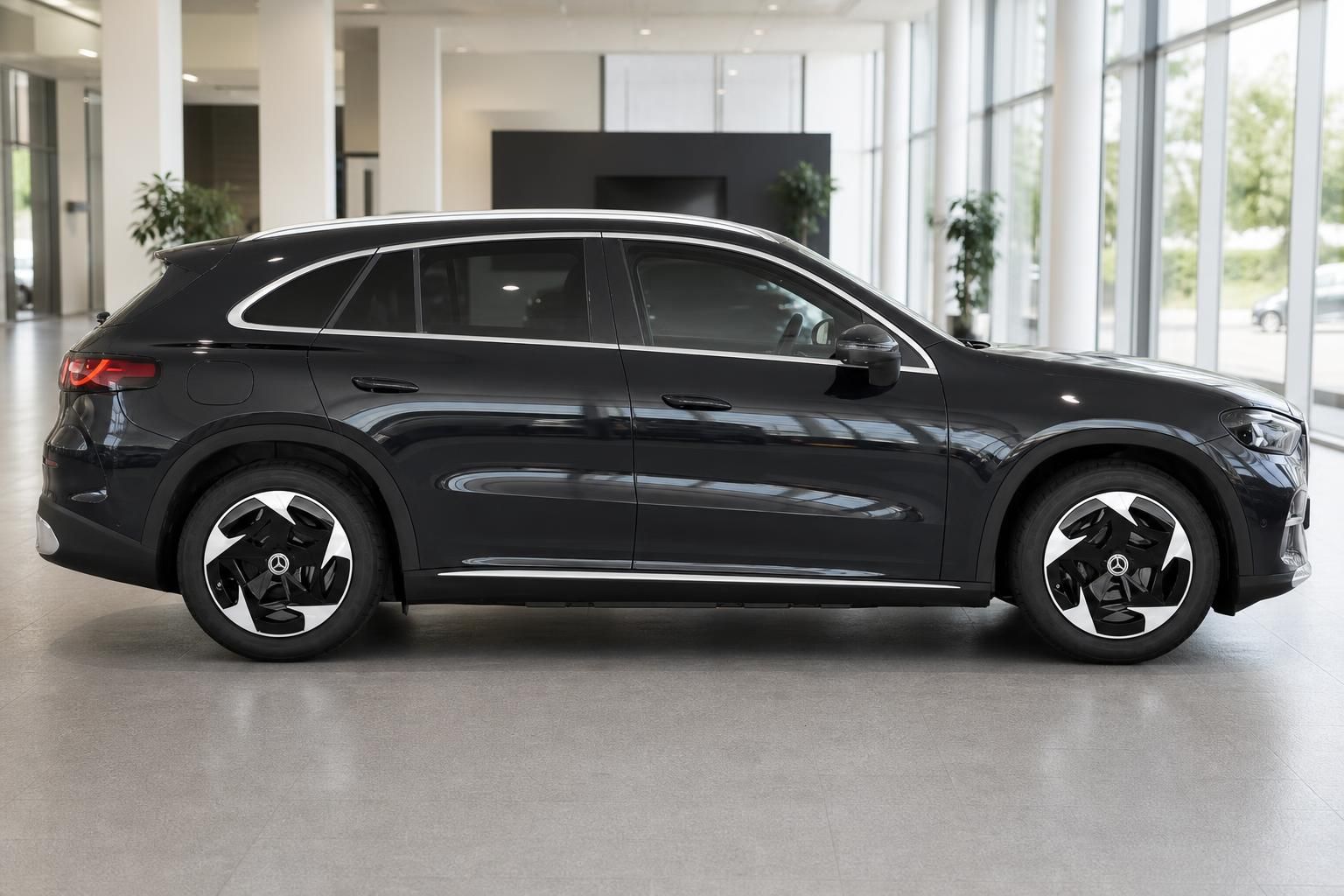 Mercedes-Benz SUV in Schwarz, Seitenansicht im Autohaus-Showroom