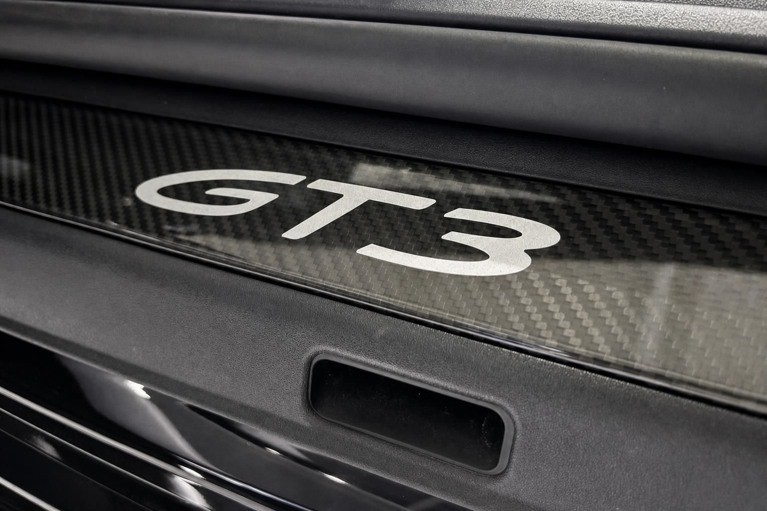 Porsche GT3 Detail - Carbon-Verkleidung mit GT3-Schriftzug im Innenraum