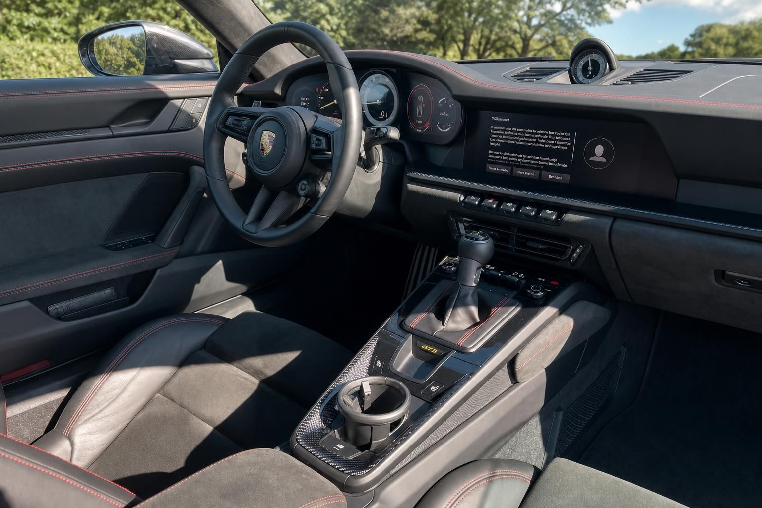 Porsche Innenraum mit Cockpit, Lenkrad, Dashboard und modernem Infotainment-System