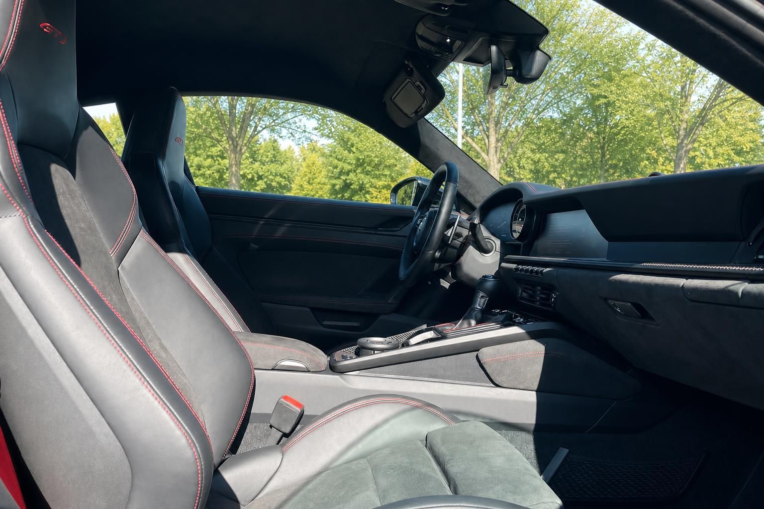 Porsche Fahrzeug-Innenraum mit Sportsitzen, Mittelkonsole und Carbon-Design-Elementen