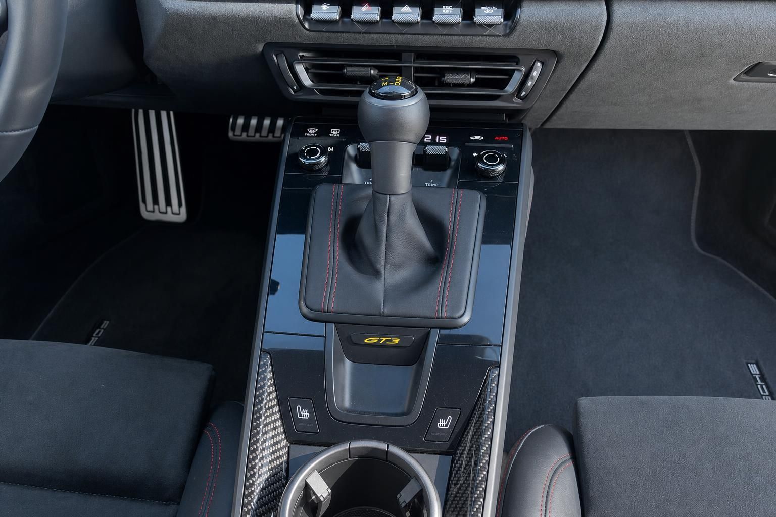 Porsche GT3 Schaltknauf und Mittelkonsole mit Sport-Bedienungsfeld und Carbon-Details