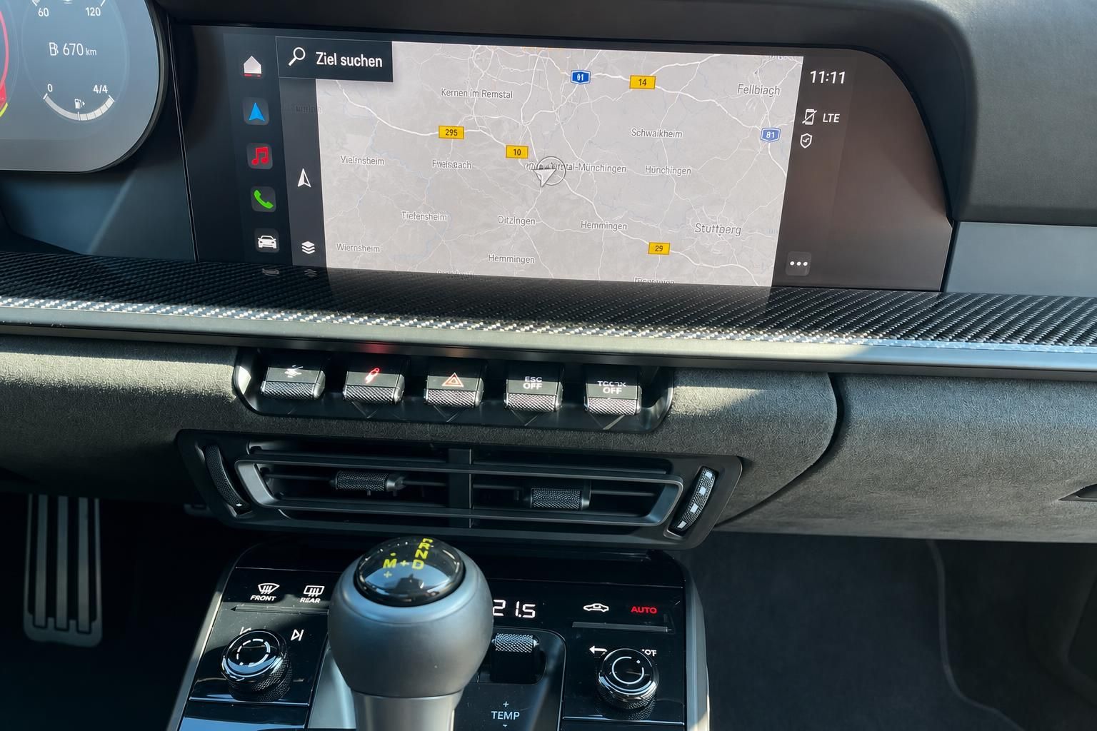 Porsche Infotainment-Display mit Navigationssystem und Mittelkonsole mit Bedienungstasten