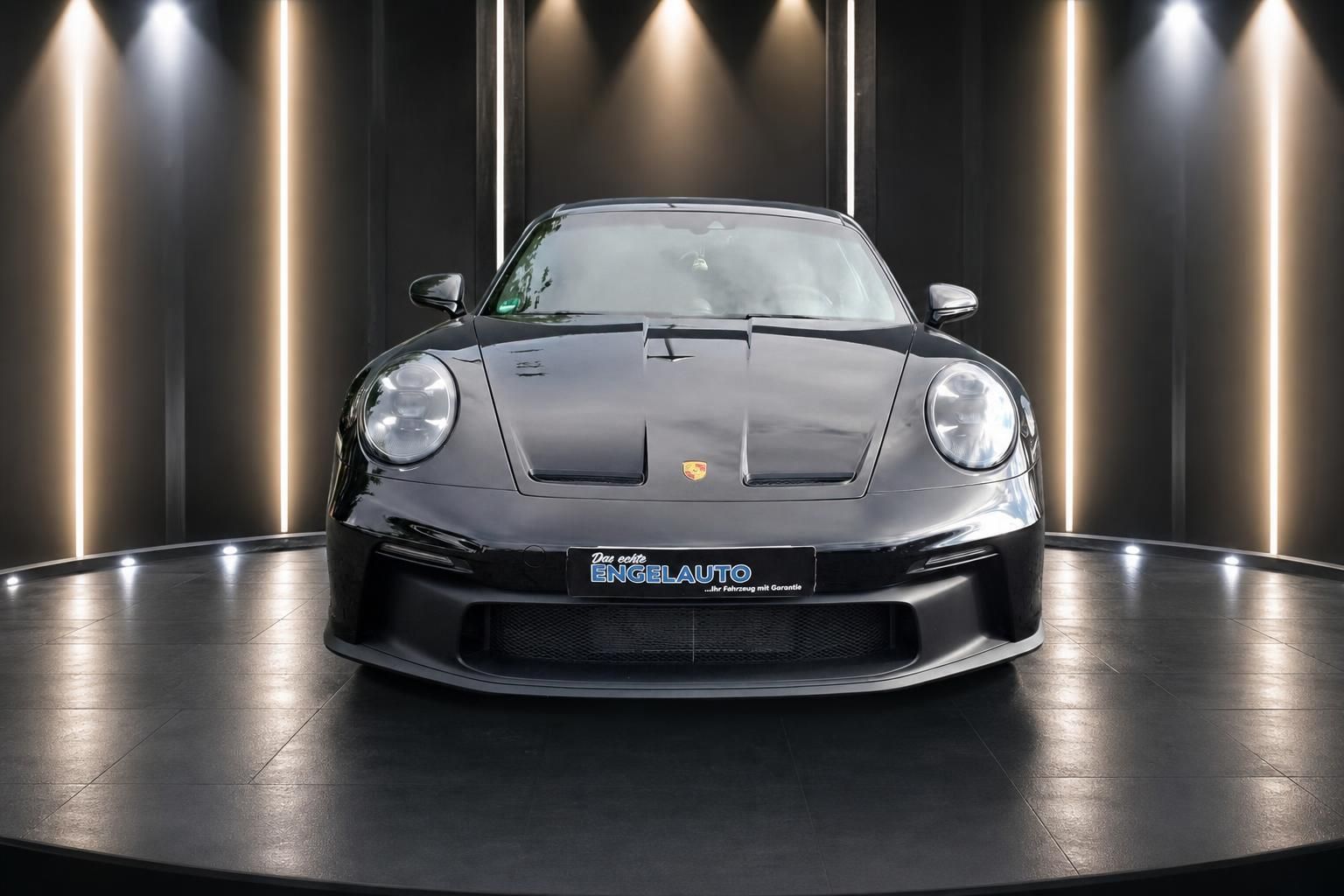 Porsche 911 GT3 in grau - Frontansicht mit Porsche Logo und Engelauto Kennzeichenhalter