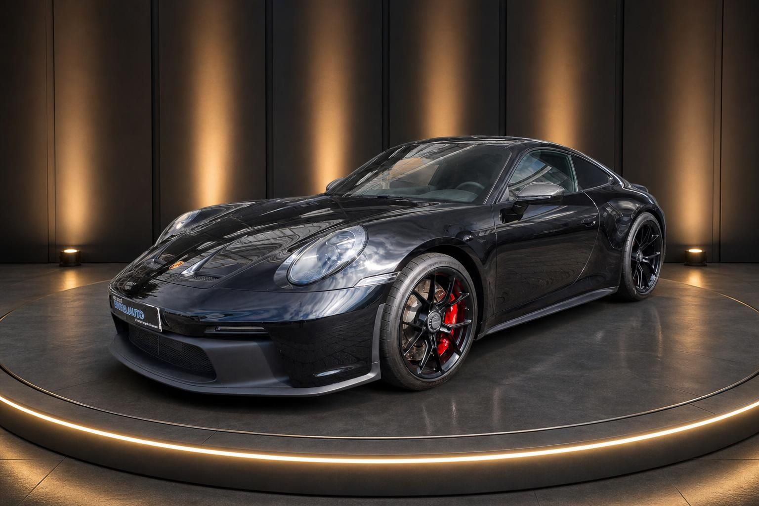 Porsche 911 GT3 in dunkelgrau - Seitenansicht schräg vorne mit schwarzen Felgen und roten Bremssätteln