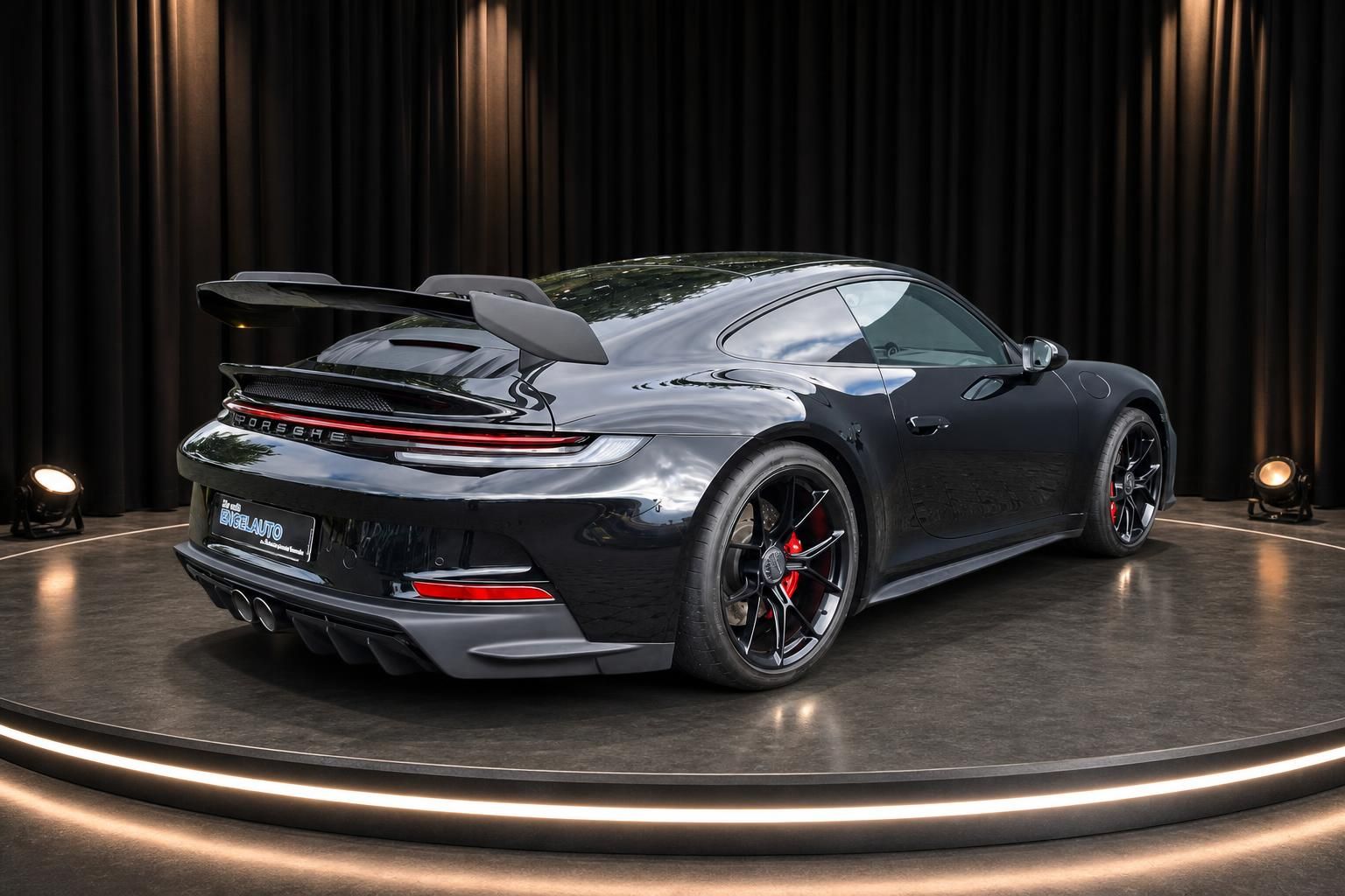 Porsche 911 GT3 in grau - Heckansicht mit Spoiler und schwarzen Felgen auf Drehbühne