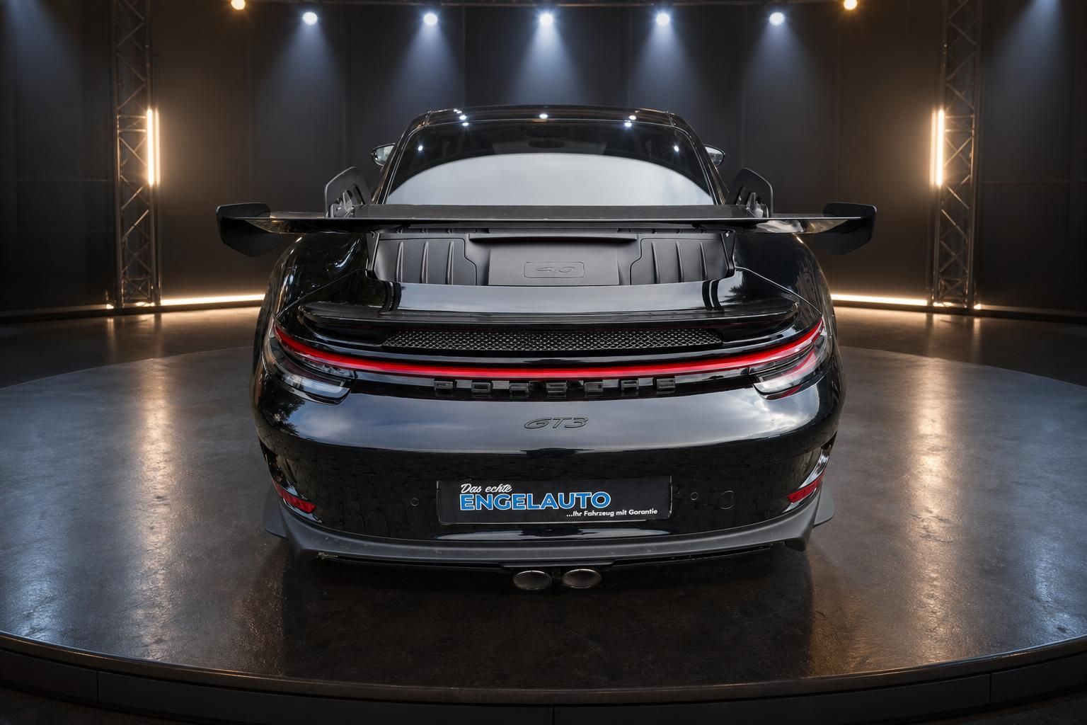 Porsche 911 GT3 in grau - Heckansicht mit großem Spoiler und Engelauto Kennzeichenhalter