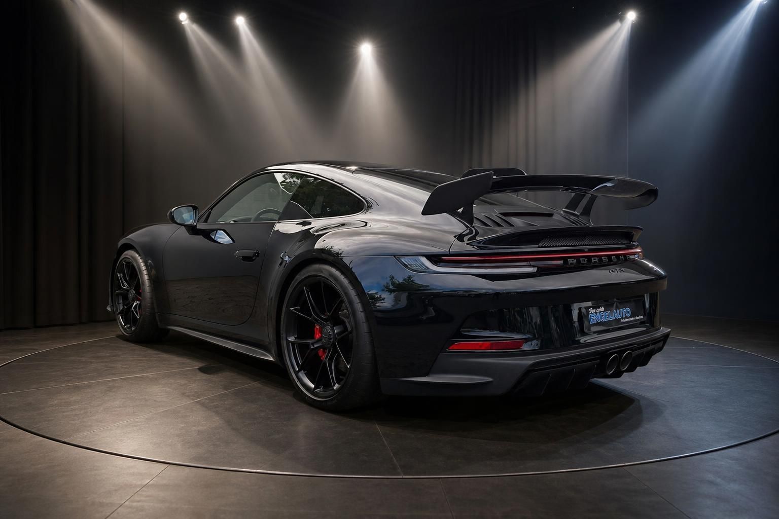 Porsche GT3 Heckansicht - Schwarzer Sportwagen mit Spoiler im Studio