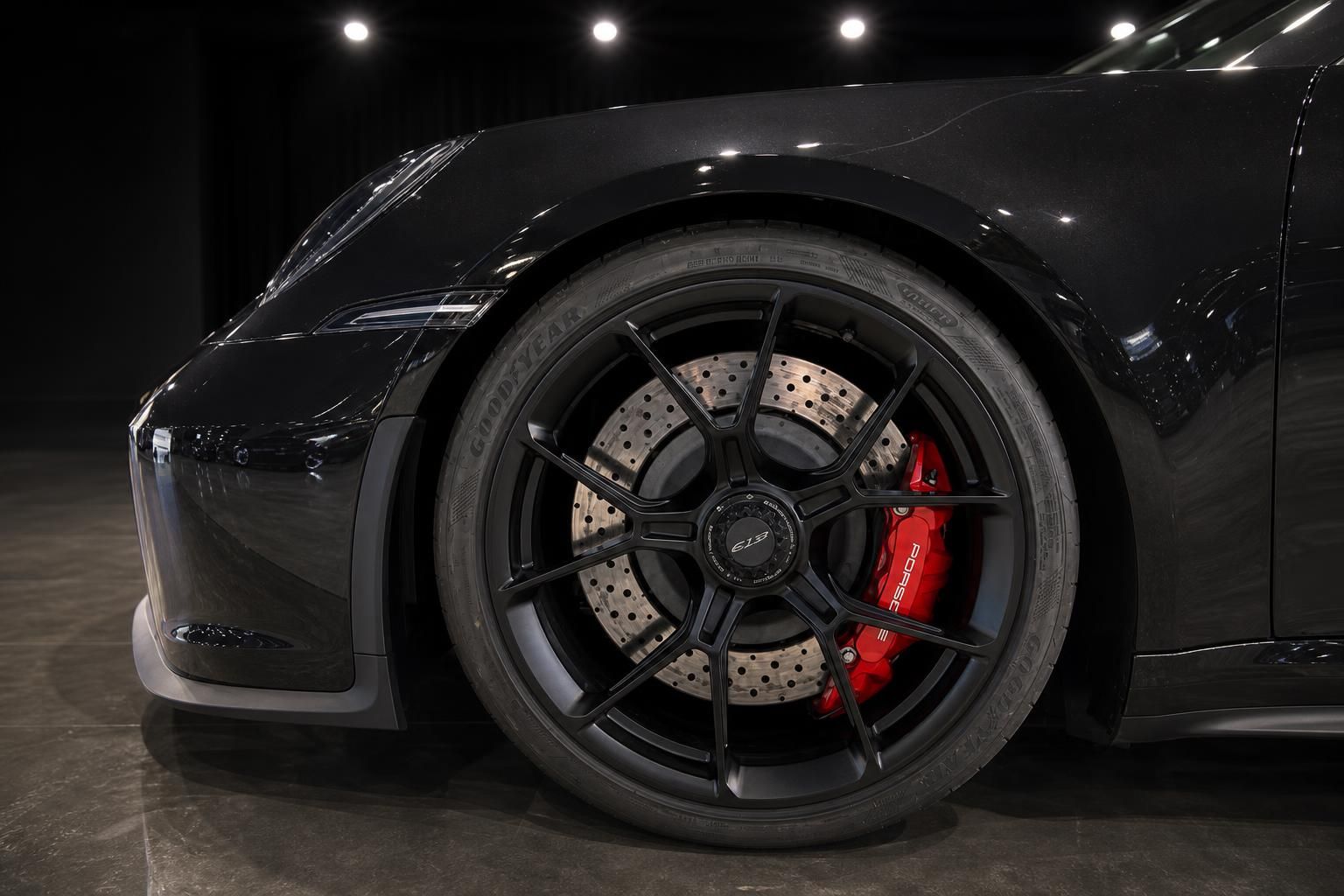 Porsche GT3 Rad - Schwarze Felge mit rotem Bremssattel und Keramikbremsscheibe