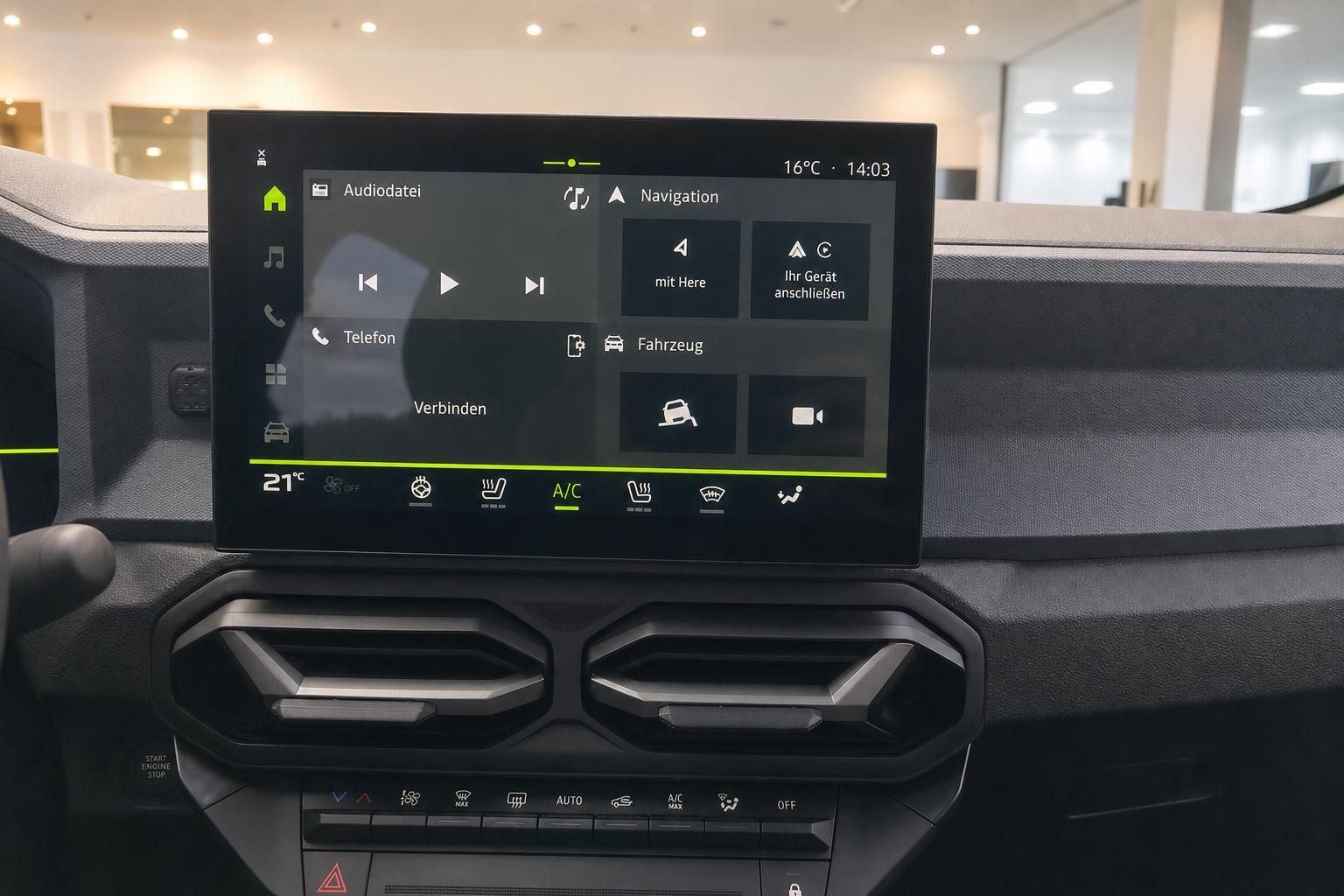 Infotainment-Touchscreen mit Navigation und Klimabedienung