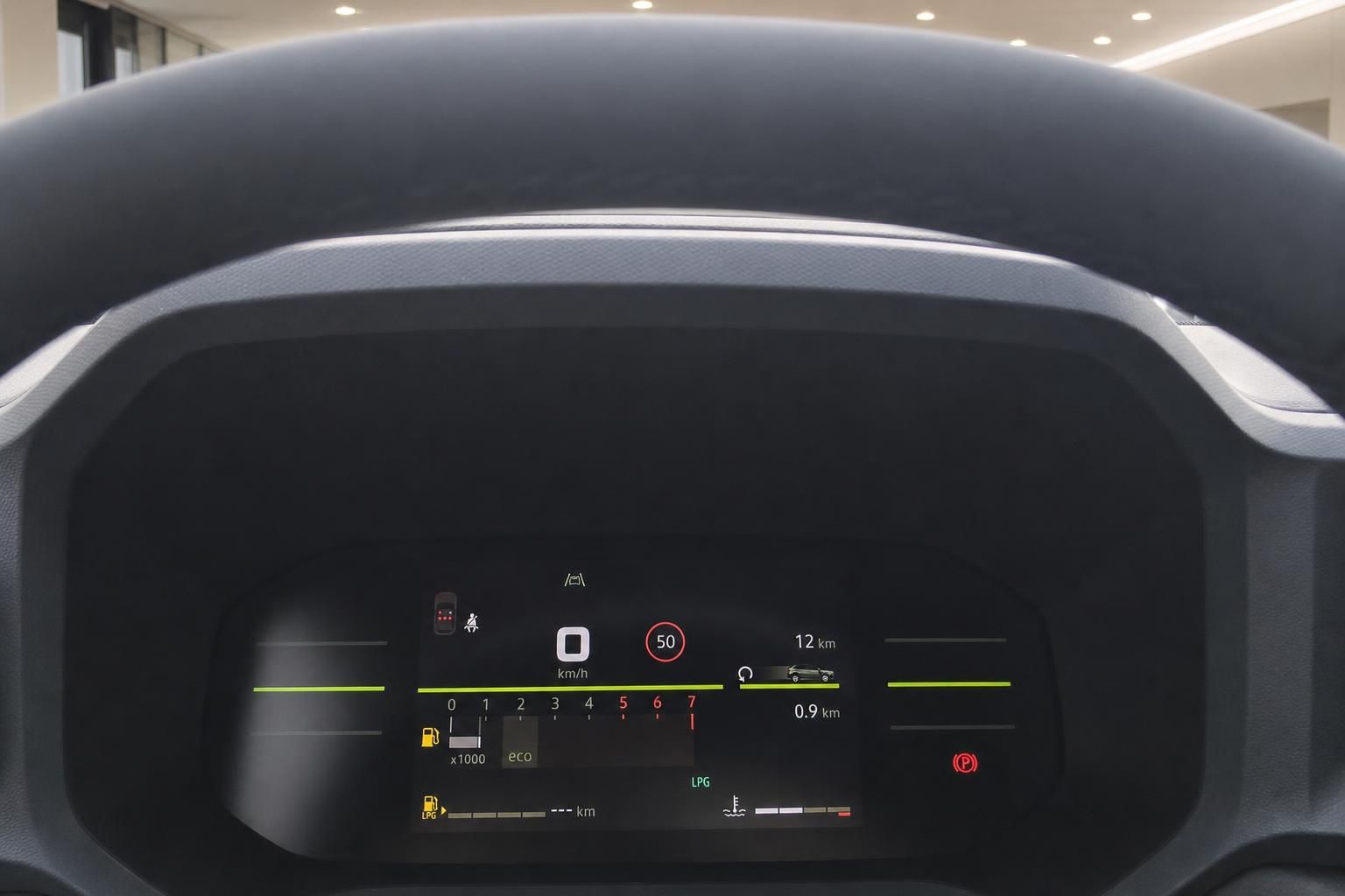 Digitales Kombiinstrument mit Tempoanzeige und LPG-Anzeige im Fahrzeug