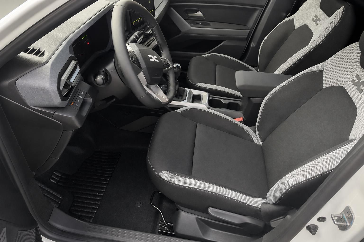 Dacia Duster Innenraum Vordersitze und Lenkrad im Detail